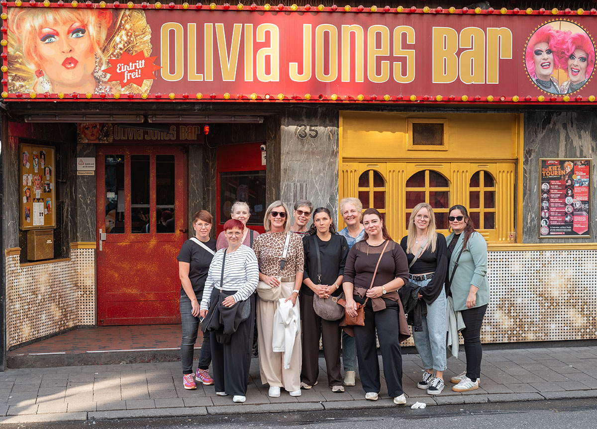 Das Team vor der Olivia Jones-Bar